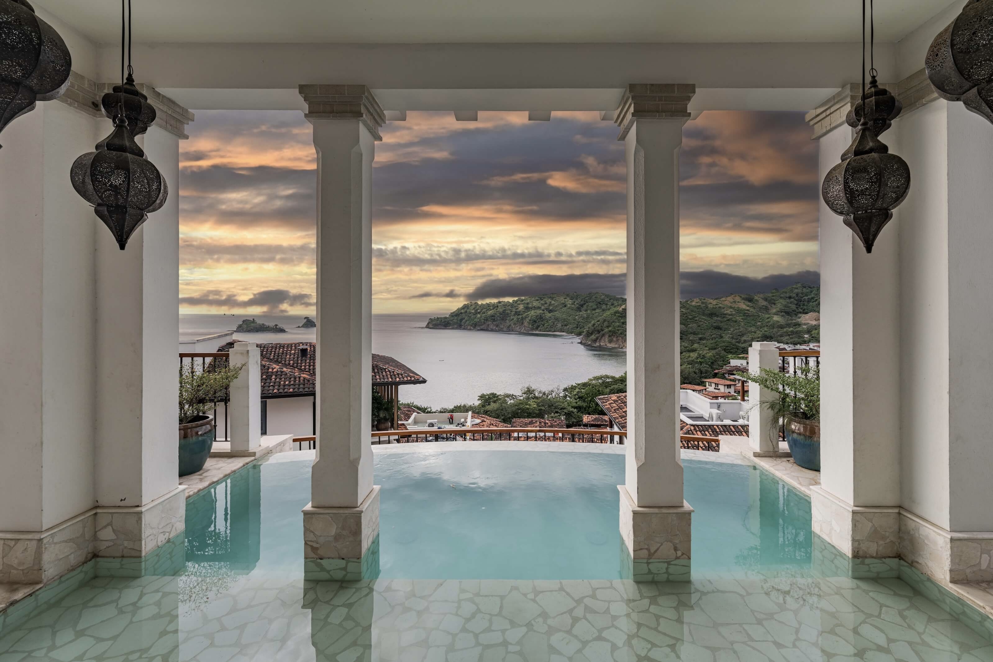 Vue depuis la piscine sur le coucher de soleil